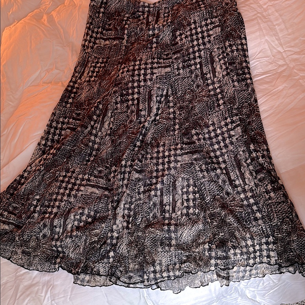 Sz Med.  Lined, Elegant Black and White Patterned Skirt.  Moves nicely.  Pull on